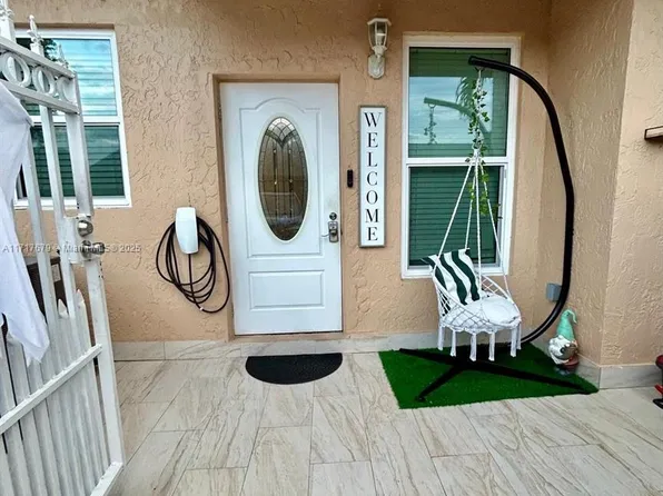 6748 NW 192nd Ln, Hialeah, FL 33015