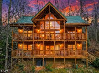 1346 N Baden Dr, Gatlinburg, TN 37738