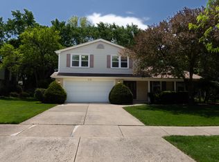 610 Pawnee Ln, Naperville, IL 60563