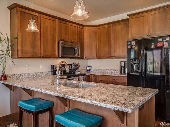 4th image of 2452 NW Columbia Ave #15