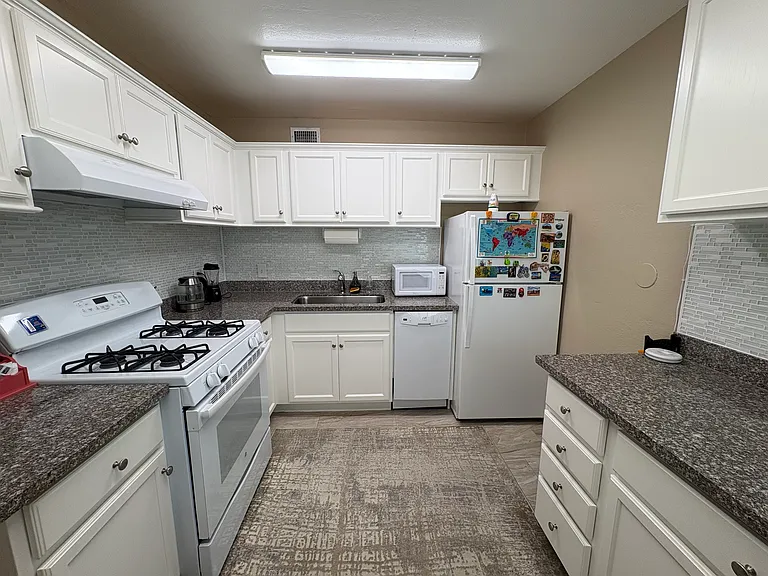 500 Glenwood Cir #122 — Photo 2