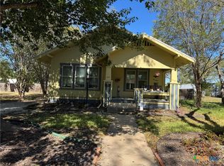 512 E Weinert St, Seguin, TX 78155