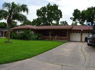 539 Willowick Dr, Port Lavaca, TX 77979