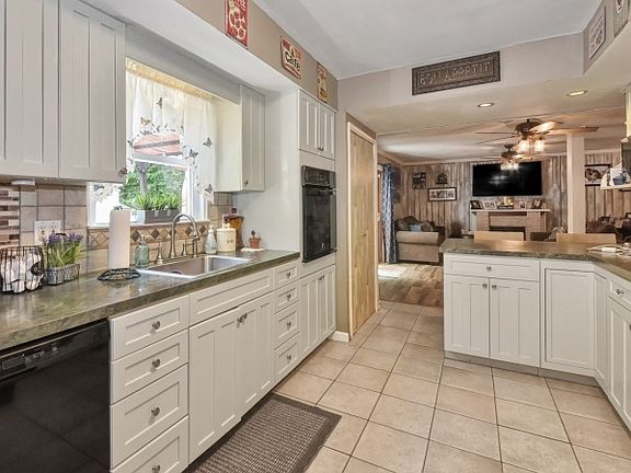 5th image of 13 Beaver Brook Dr