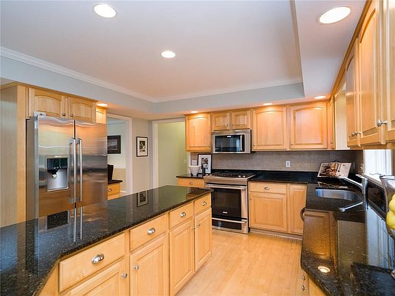 3rd image of 4860 Bedford Dr
