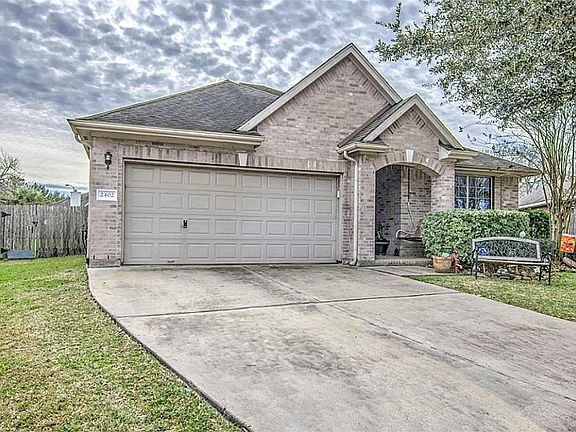 2nd image of 2402 Doral Dr