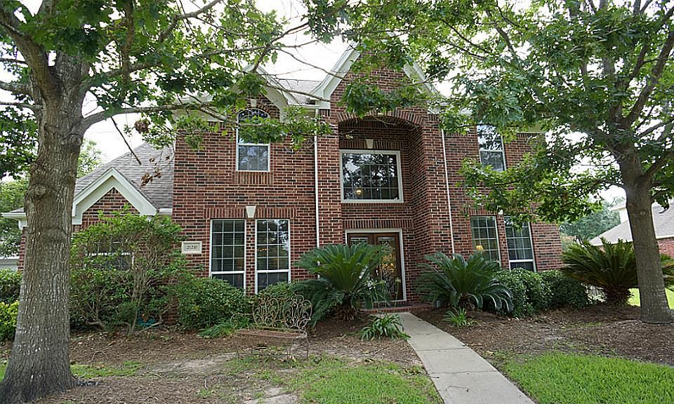 Emerald built beauty located in fabulous community of Fairfield. Double paned windows, recent roof a