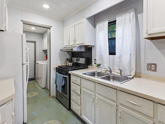 3rd image of 576 Greene 706 Rd