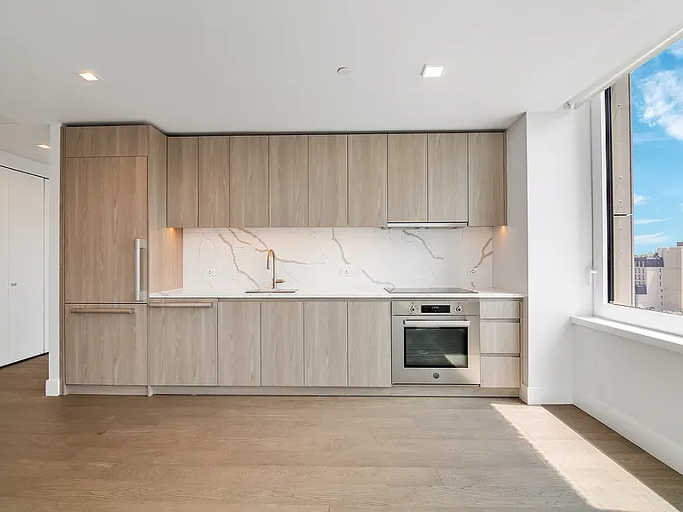 200 E 23rd St #15G — Photo 4