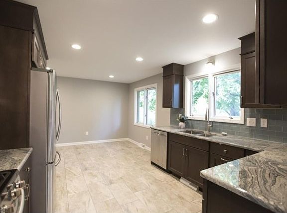 4th image of 2655 Deptford Dr