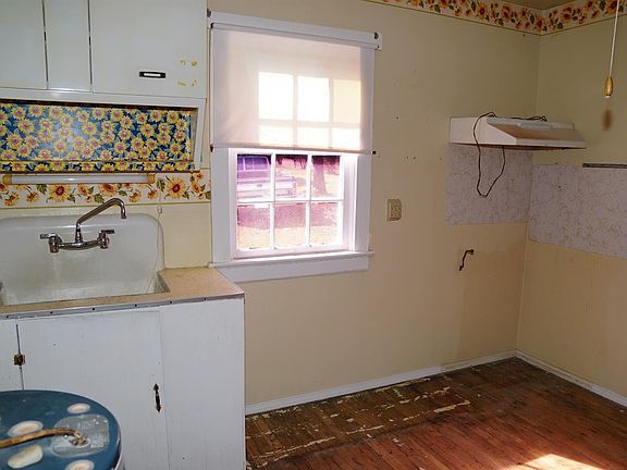 2nd image of 135 Reke Owen St