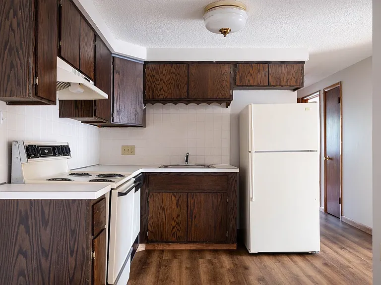 Camelot Village Apartments — Photo 38
