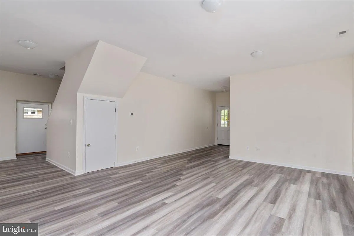 3 bed, 2.0 bath, 1400 sqft, $3,000 — Photo 4