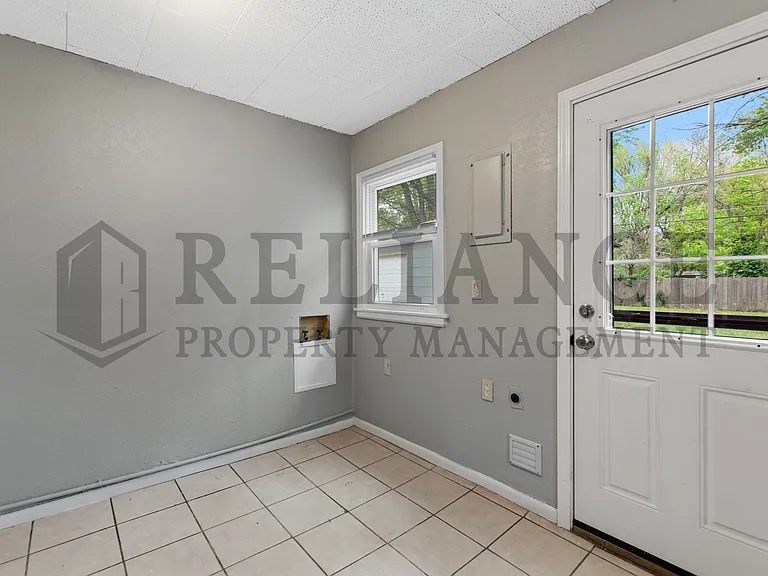 2106 S Madison Ave — Photo 15