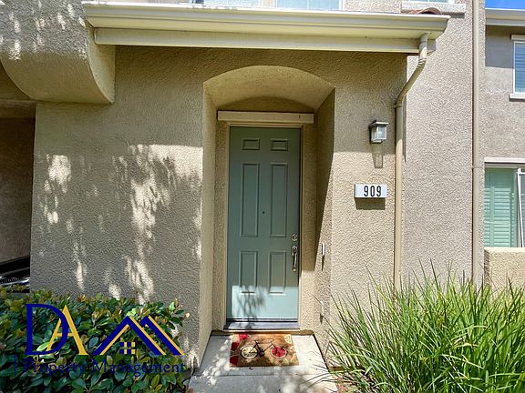 3rd image of 909 Dante Cir