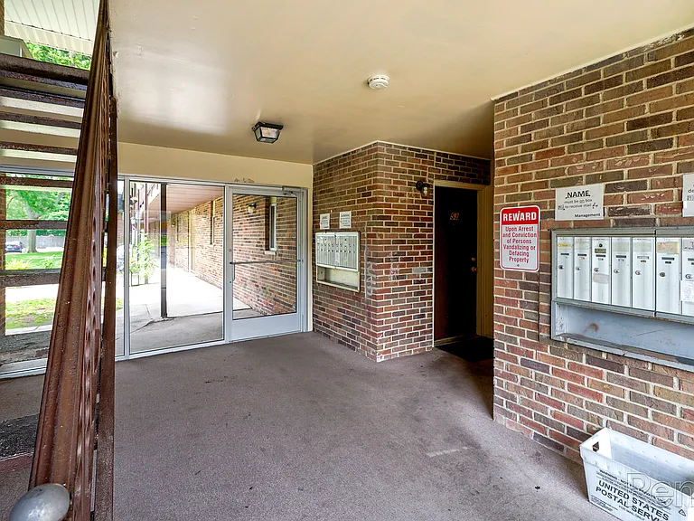 Waverly House Apartments — Photo 10
