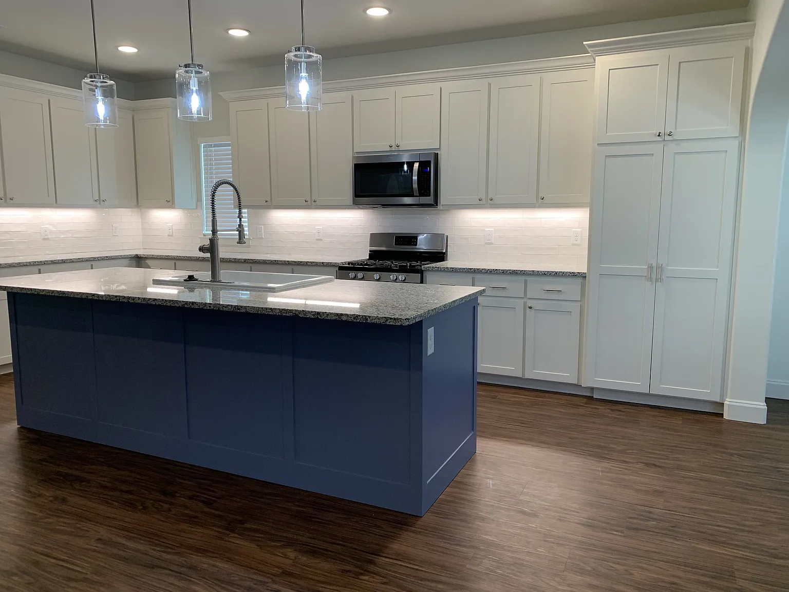 4 bed, 2200 sqft, $3,650 — Photo 3