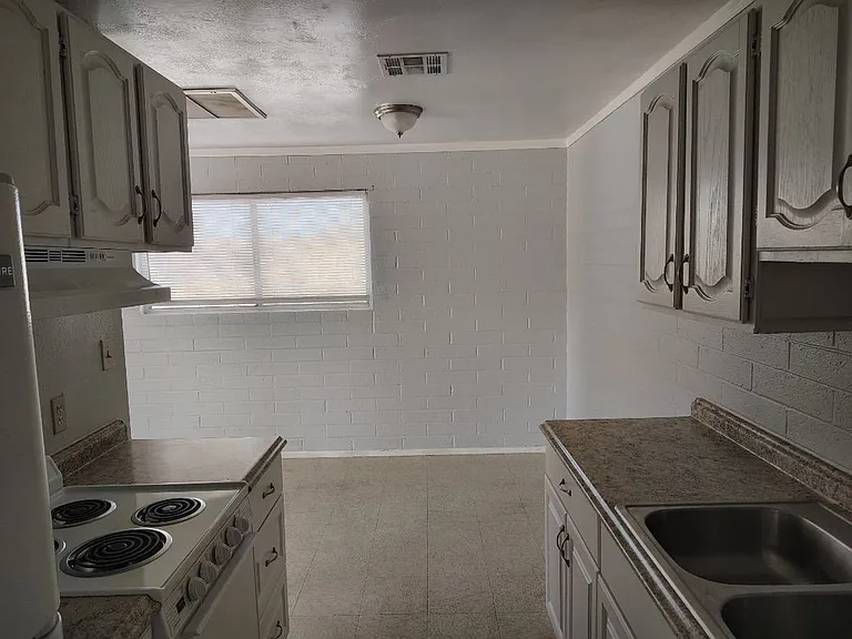 1055 N 8th Pl — Photo 6
