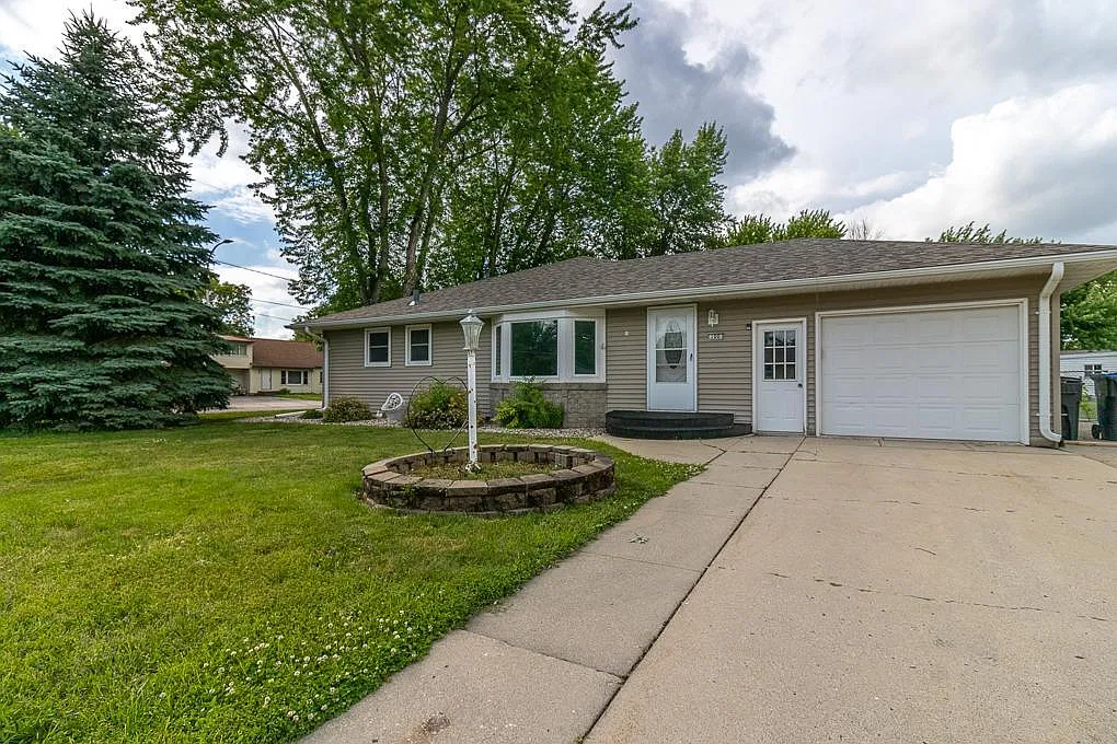 Meadow Ln, Mankato — Photo 1
