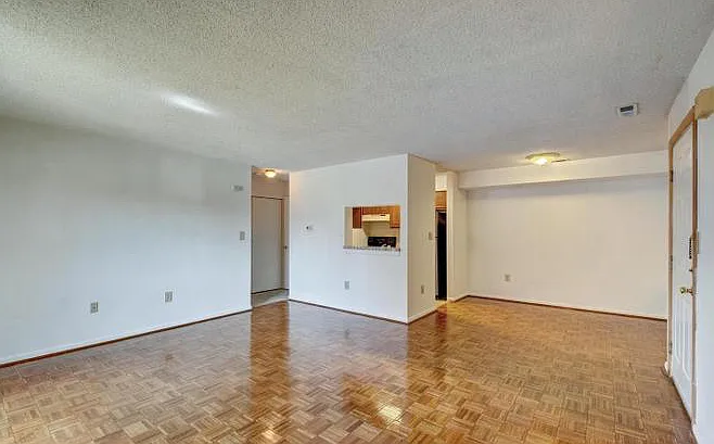 1902 Ravens Crest Dr — Photo 2