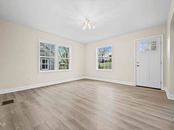 3rd image of 222 Edward St