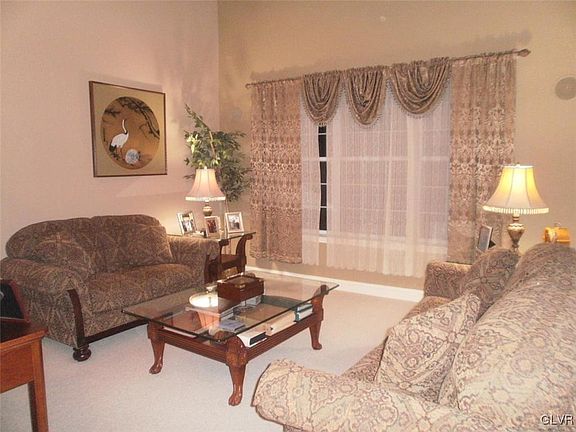 3rd image of 2915 Meadowlane Dr