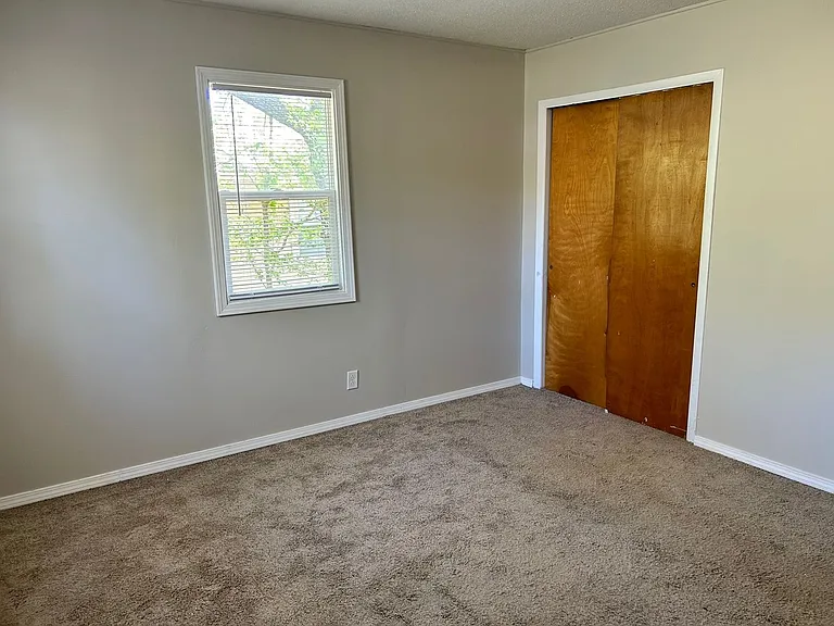 914 W Ash St — Photo 5