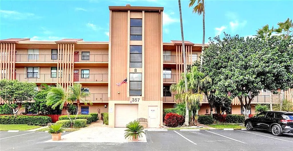 Palm Lakes — Photo 1