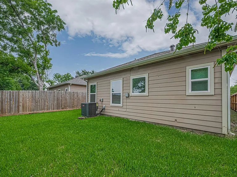 7981 Saint Louis St — Photo 40