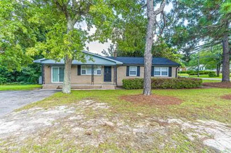 3 bed, 1.5 bath, 1640 sqft, $1,600 — Photo 2
