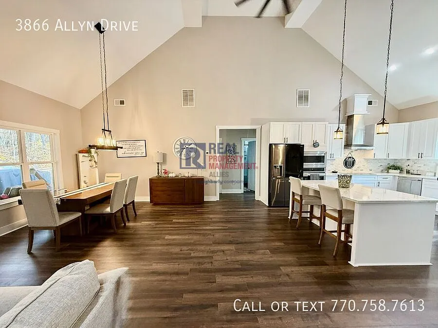 Amazing Fully Furnished Home - Including Full Home Gym! — Photo 4