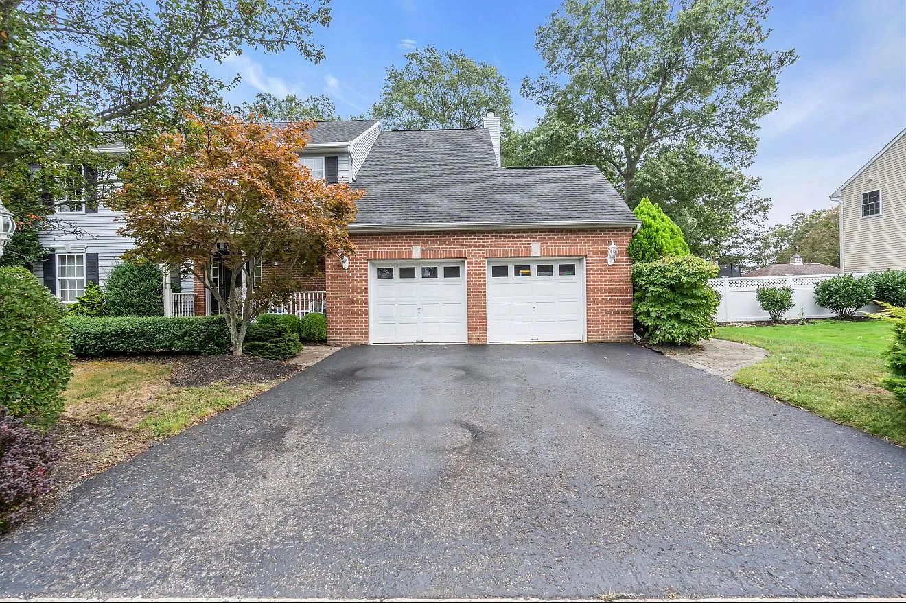 4 bed, 2.5 bath, 2232 sqft, $4,400 — Photo 2