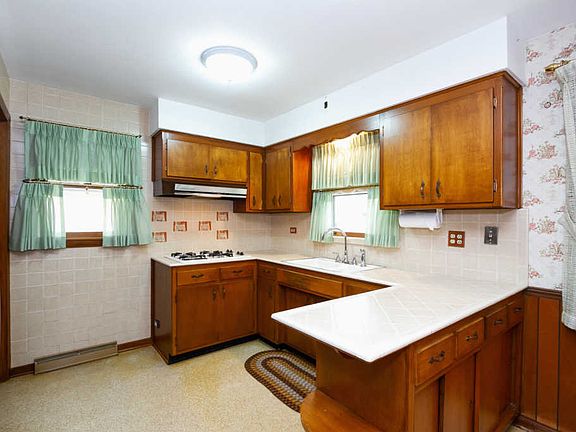 5th image of 912 E 165th St
