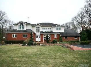 180 Hunters Dr, Syosset, NY 11791