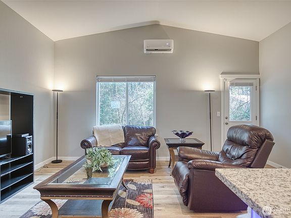 5th image of 616 Sunset Avenue NE
