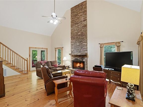 4th image of 1060 Rocktree Rd