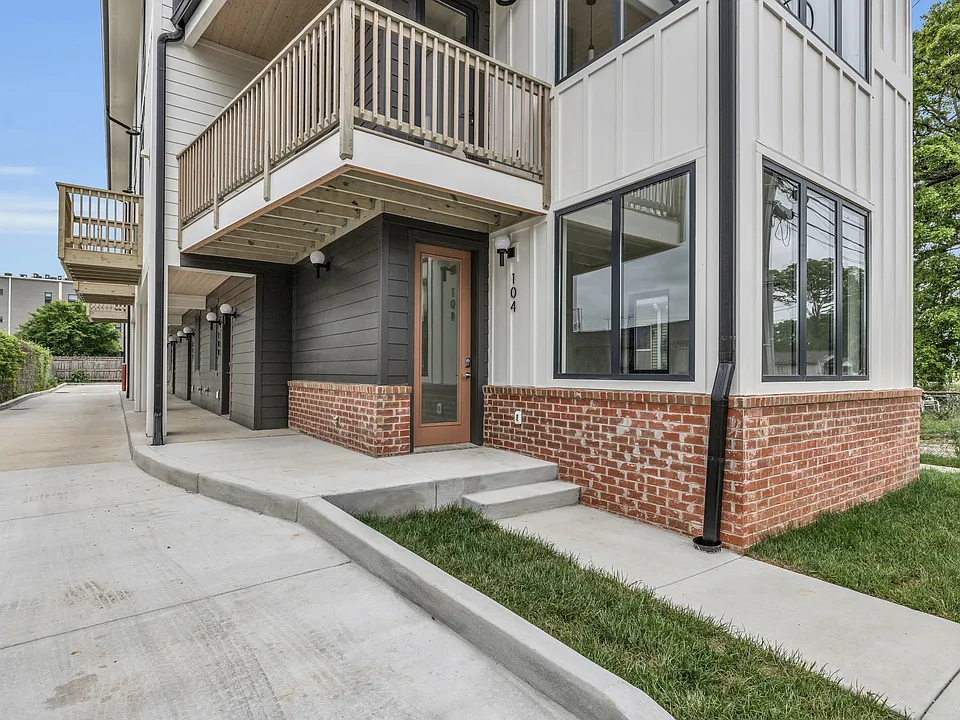 1130 E 14th St #104