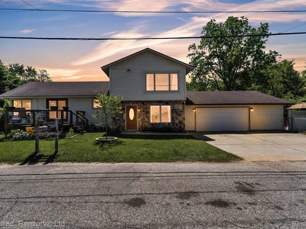 2400 Gillham Ave, West Bloomfield, MI 48324