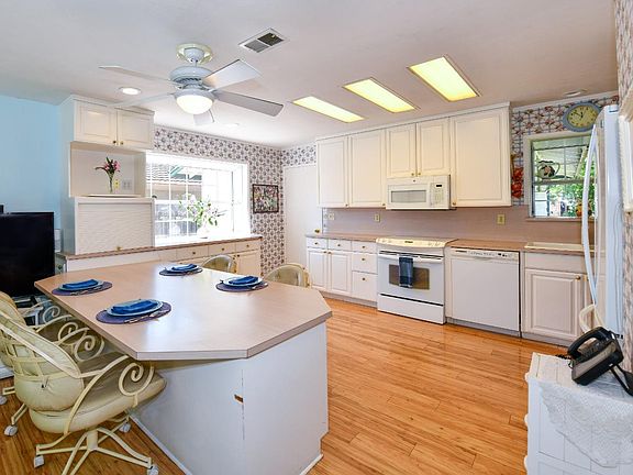 4th image of 2654 Bradford Street