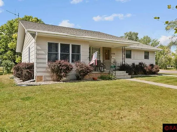 1128 Willow Dr, Saint Peter, MN 56082
