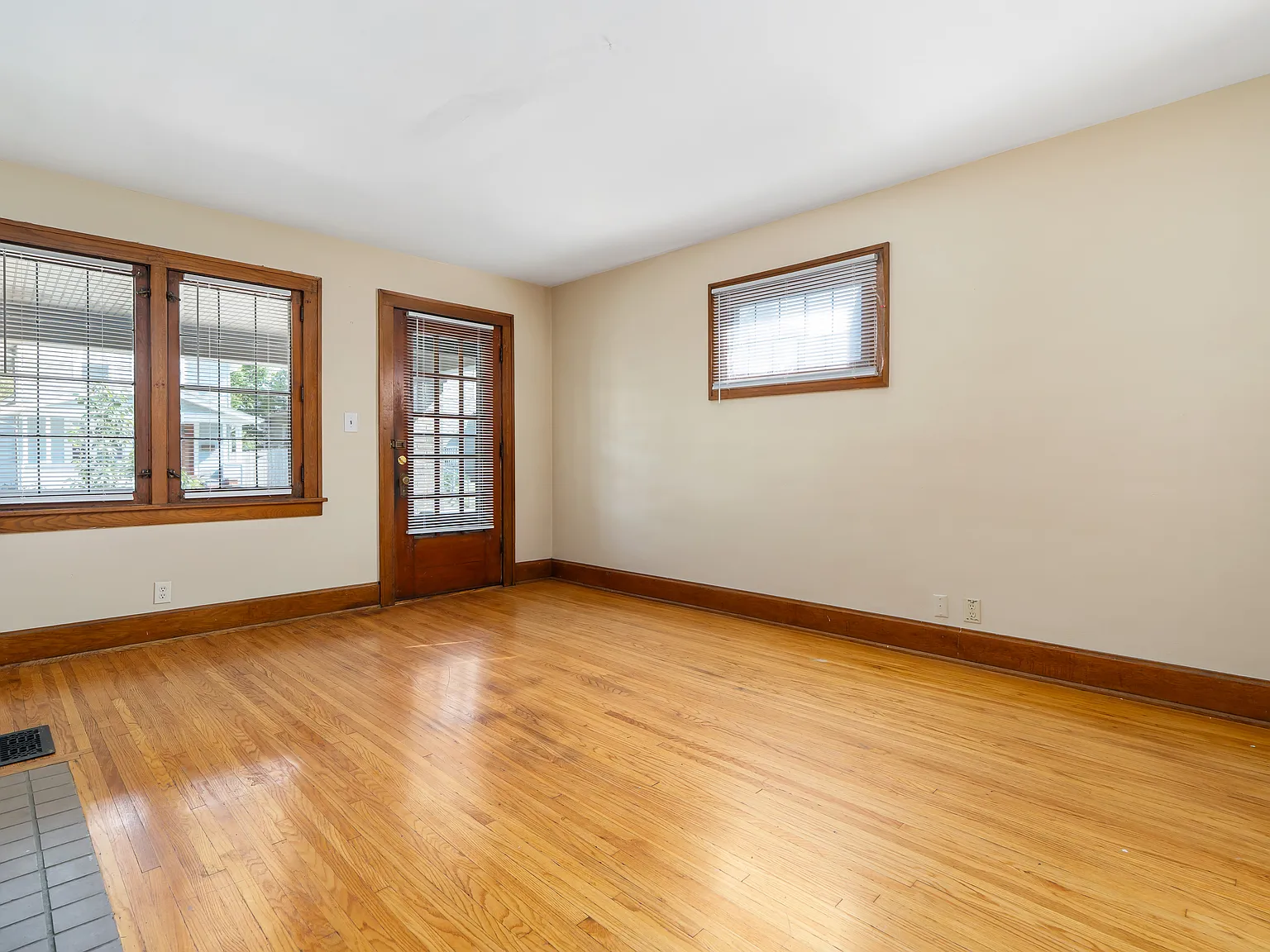 3 bed, 1.5 bath, 1280 sqft, $1,999 — Photo 3