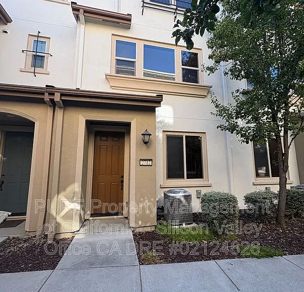 2712 Ferrara Cir — Photo 2