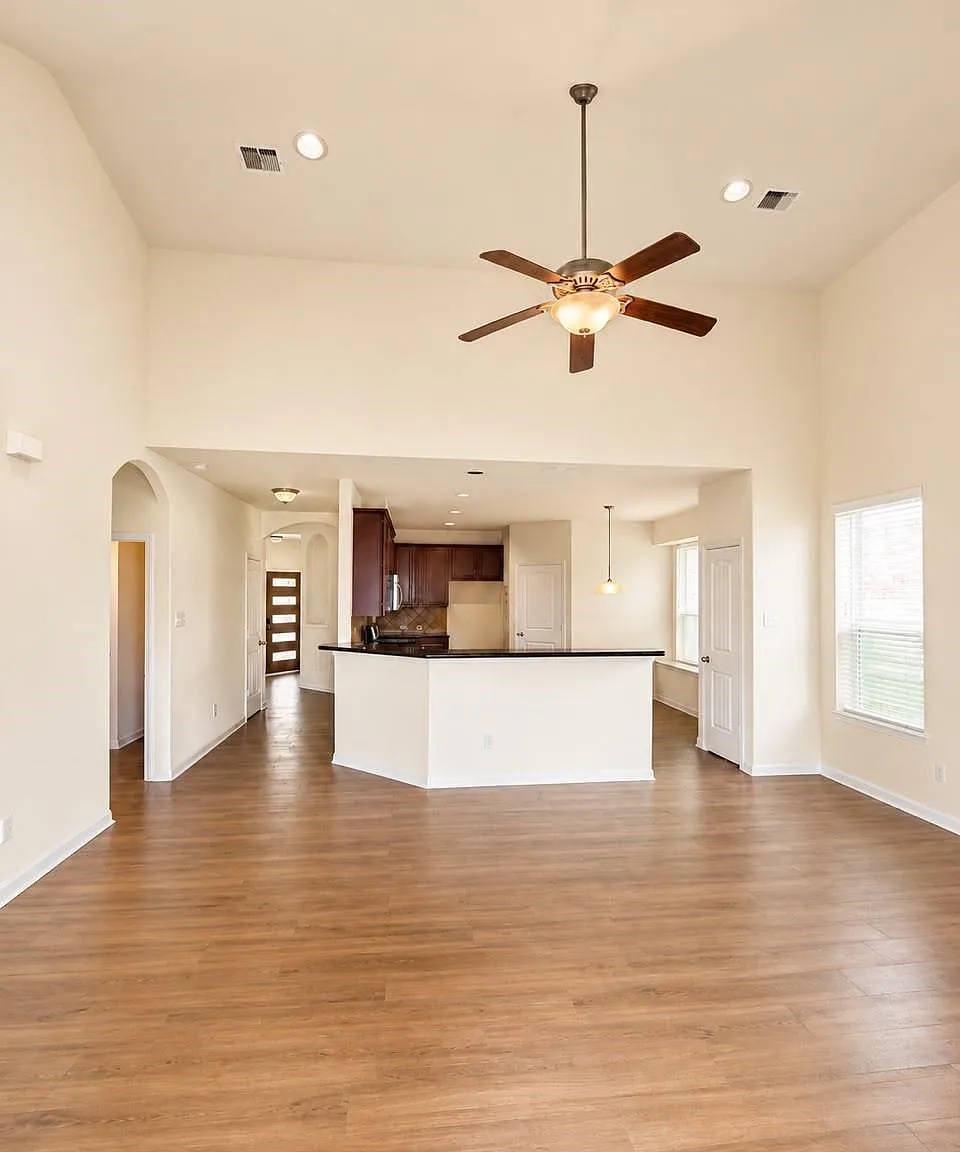 4 bed, 3.5 bath, 2818 sqft, $2,900 — Photo 1