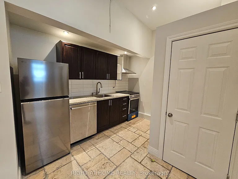 550 Yonge St #2F — Photo 3