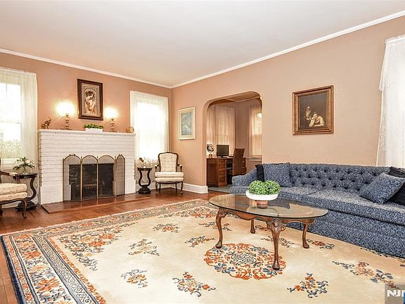 5th image of 255 Pearsall Ave