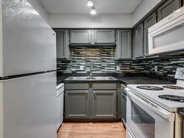 Evergreen Condominiums — Photo 33