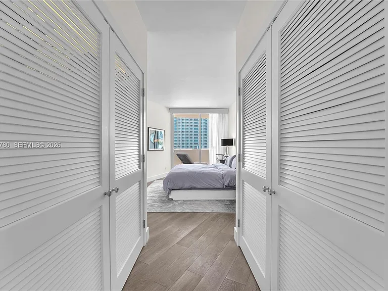 300 S Pointe Dr #809 — Photo 17