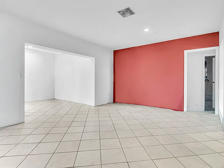 2200 N 47th Ave — Photo 9