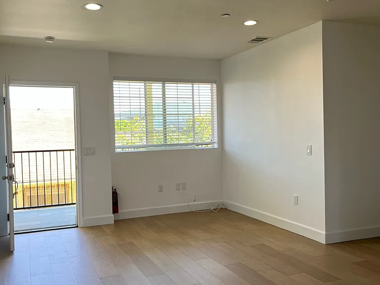 417 3/4 N Kingsley Dr — Photo 5