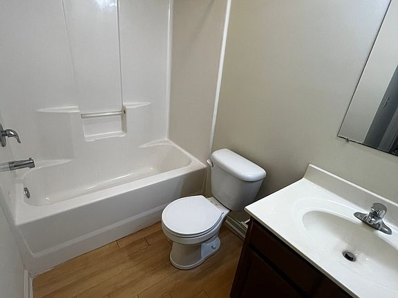 4th image of 102 Willowtree Ln